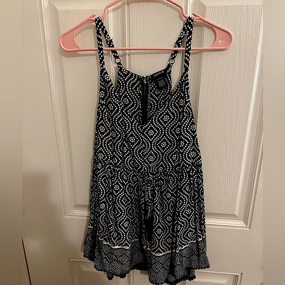 Torrid black and white sleeveless blouse